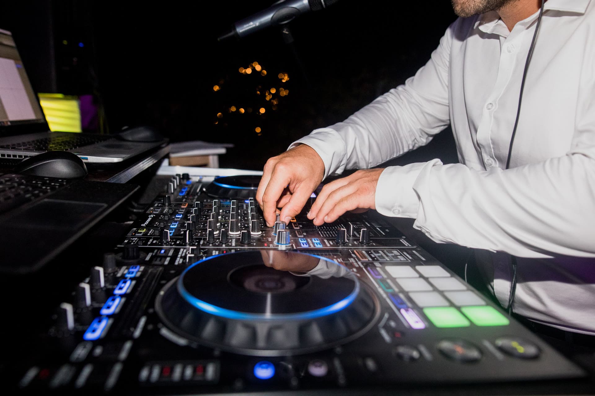 DJ professionnel aux platines lors d'une soirée Best Events
