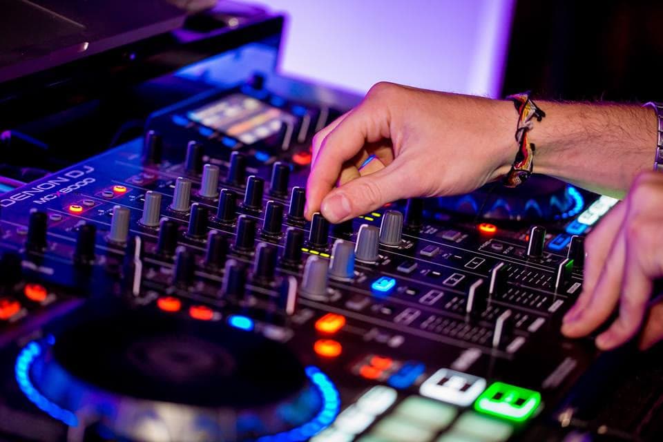 Table de mixage DJ en action — animation musicale Best Events