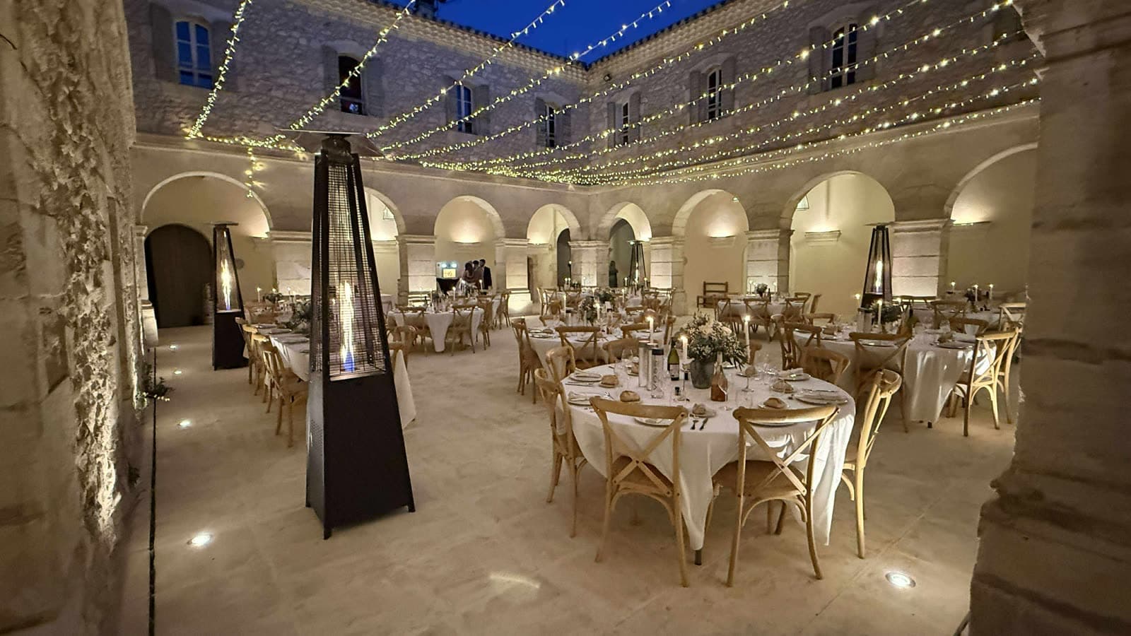 Cloître illuminé au crépuscule pour un mariage