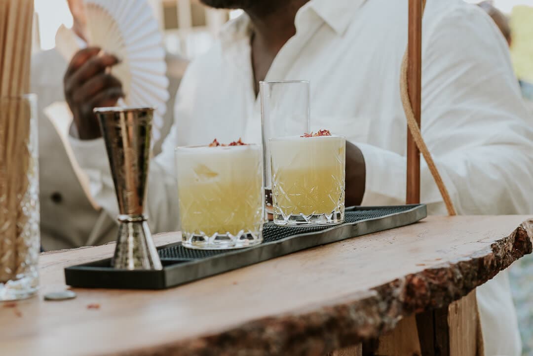 Cocktails signature préparés au bar éphémère