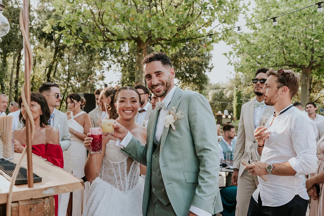 Toast des mariés entourés de leurs invités