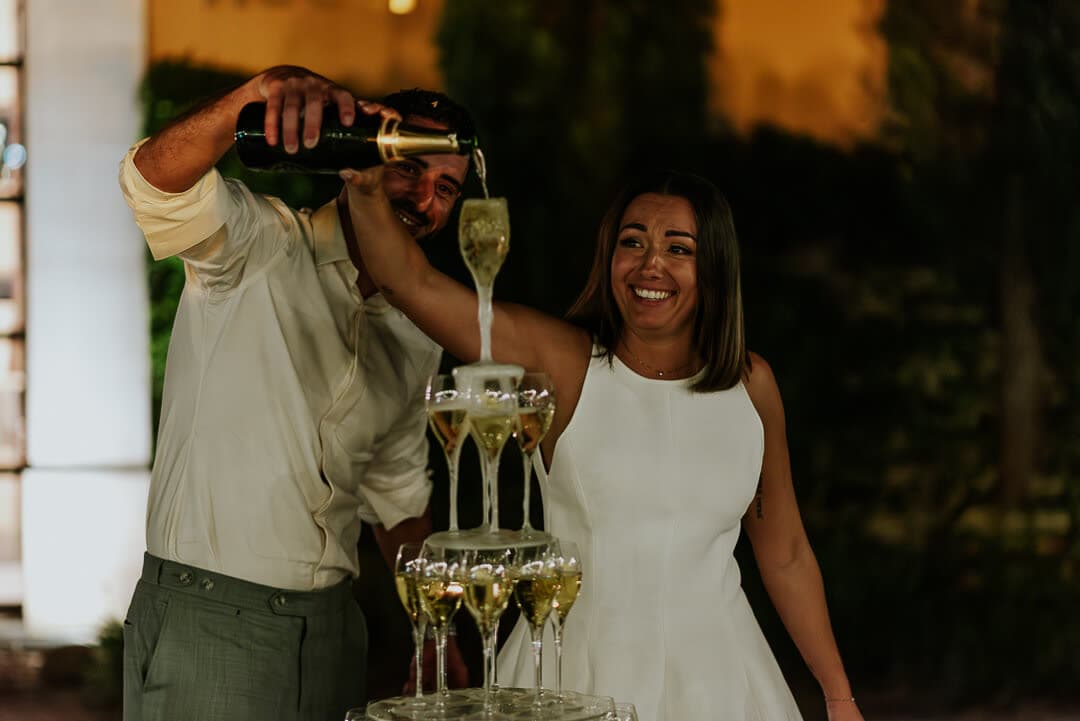 Service de la cascade de champagne devant la mariée