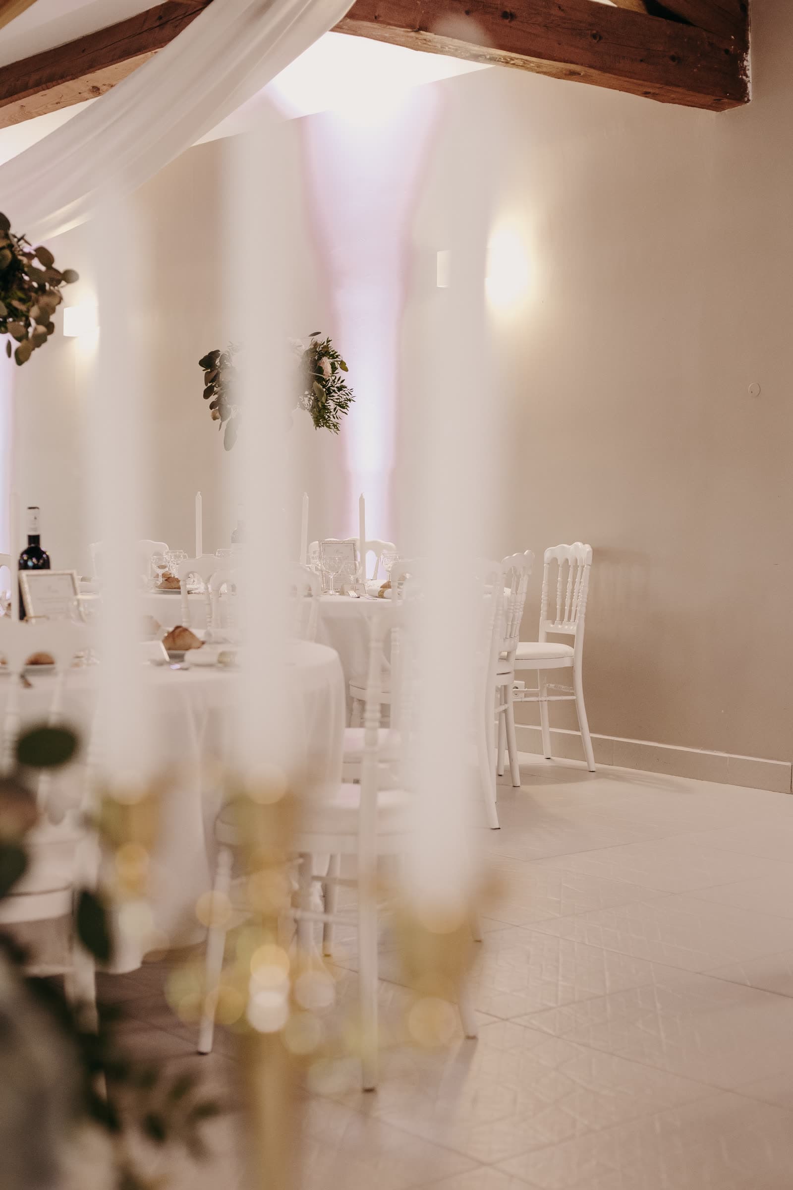 Salle de réception claire dressée pour un mariage