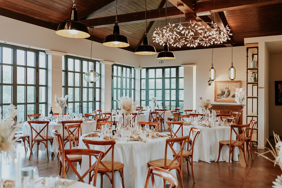 Salle de réception décorée de pampa et chaises bistrot