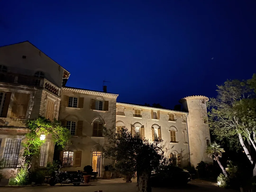 Château de Taradel à Taradeau — vue d'ensemble du lieu de réception