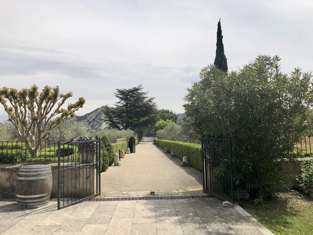 Domaine de la Vallongue à Eygalières — vue d'ensemble du lieu de réception