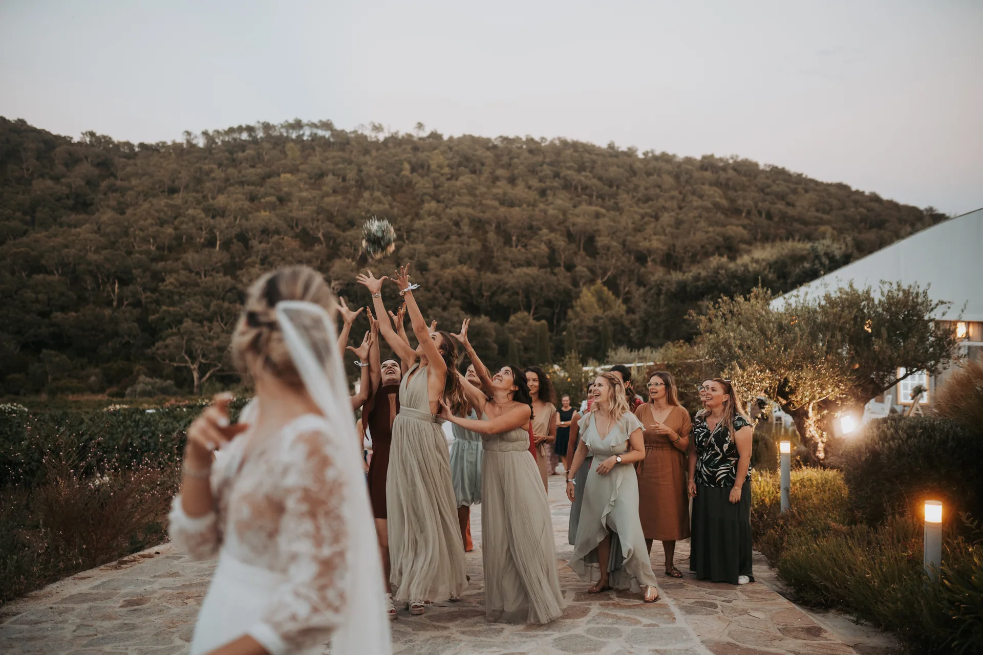 Lancer de bouquet au coucher du soleil, collines de Provence — mariage signé Best Events