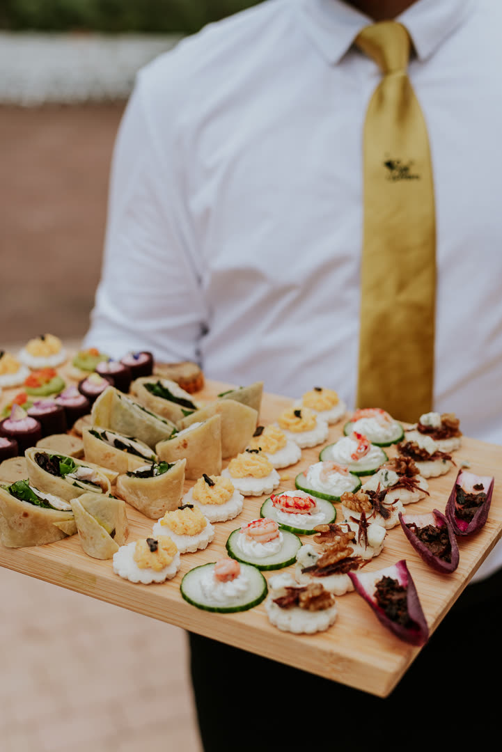 Service en salle Best Events, plateau doré présenté aux invités
